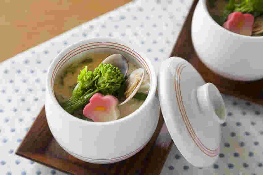 菜の花とあさりがのった色鮮やかな茶碗蒸し