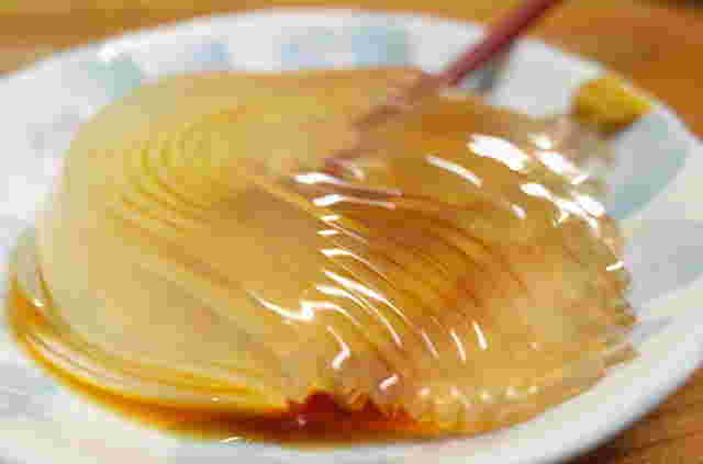 醤油をかけて食べるところてん