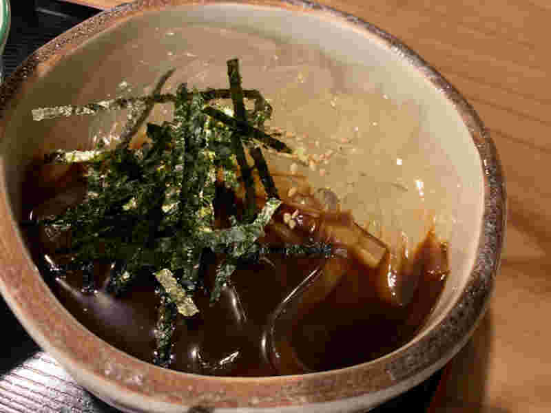 赤みそをかけて食べるところてん