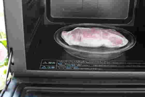 電子レンジに入れられたさつまいも