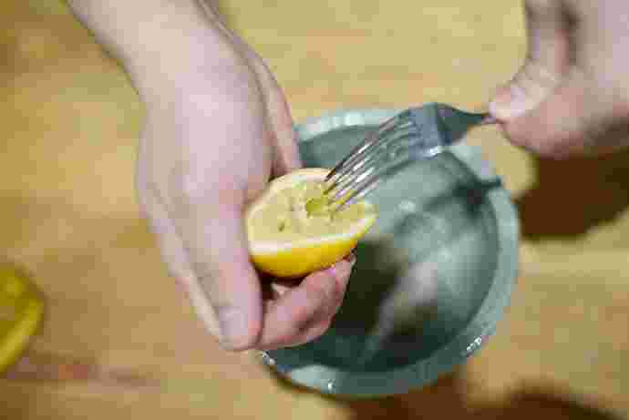 レモンの果肉にフォークをさしている様子