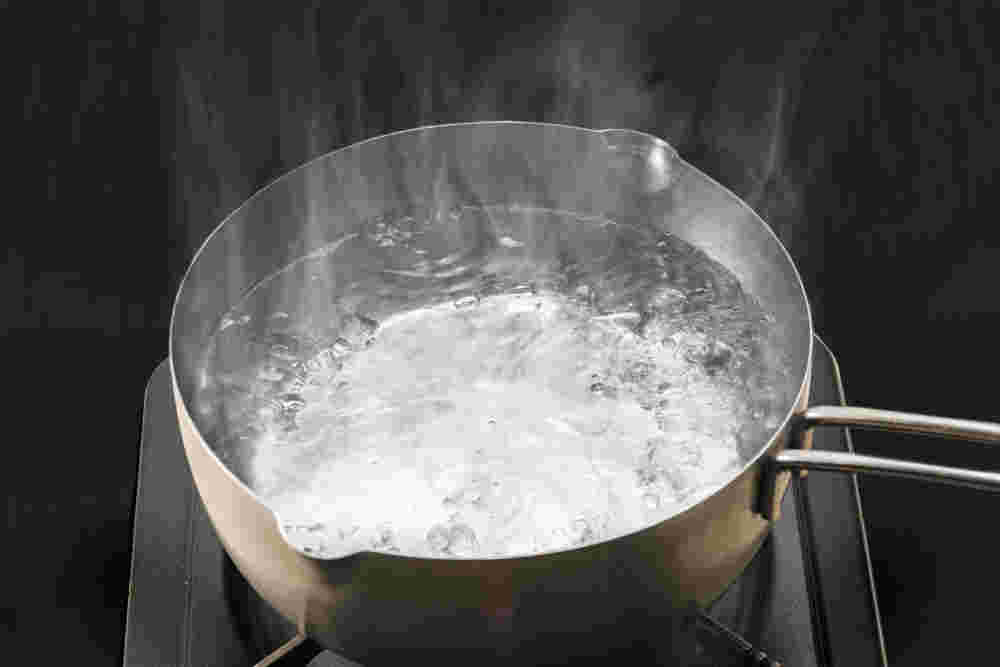 鍋に湯を沸かしている