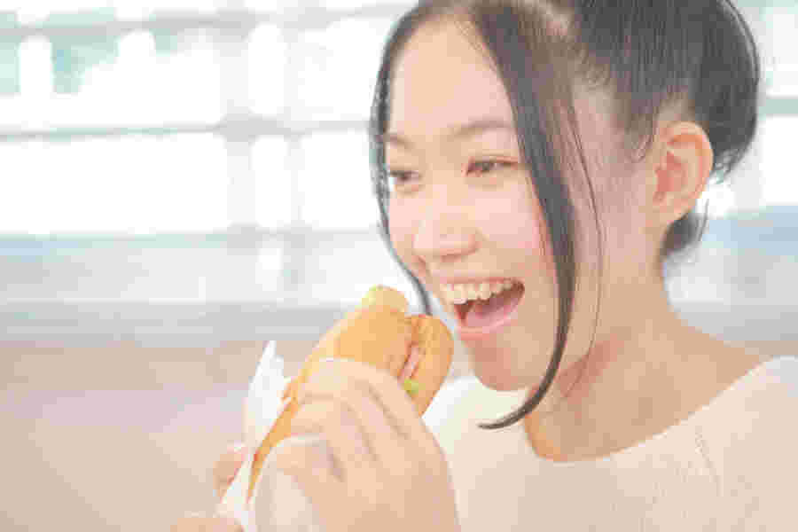 パンを頬張る女性