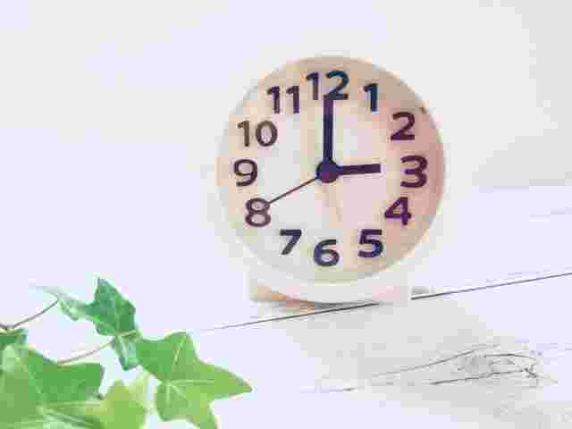 午後３時を指す時計