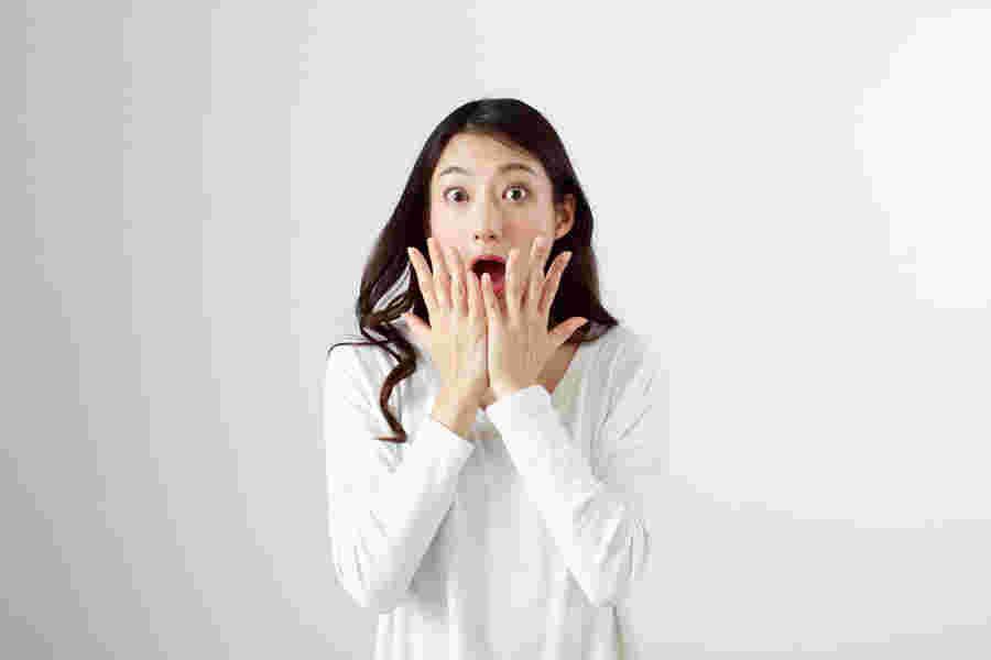 驚く女性フリー画像