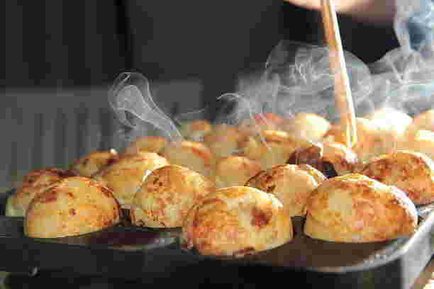 おいしそうなたこ焼きが焼ける画像
