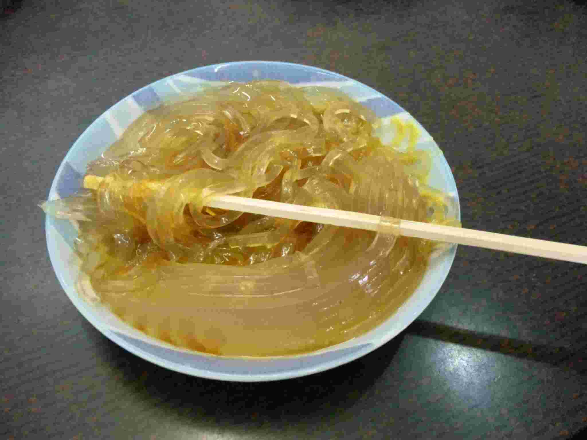 ところてんをお箸一本で食べる