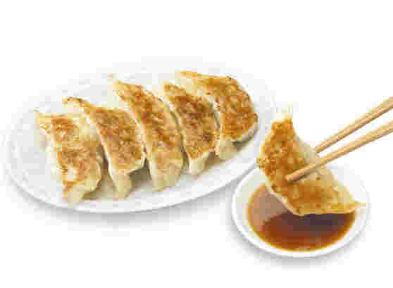 餃子をお箸でつまんでいる様子
