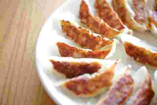 餃子がお皿に盛られている様子