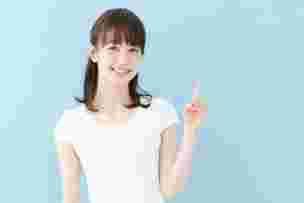 女性が人差し指を指して痩せるポイントを教える