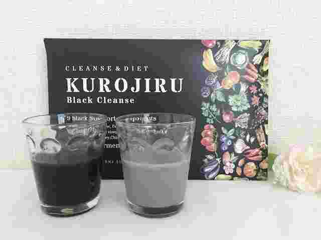 黒汁の箱と黒汁が入ったコップと牛乳で割ったコップ