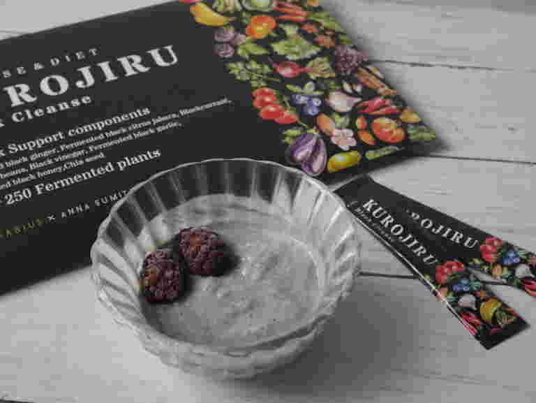 黒汁の箱とスティックと黒汁が混ざったヨーグルトとフルーツ