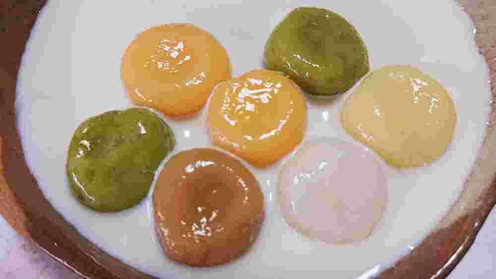 野菜を入れ込んでカラフルな色の白玉団子