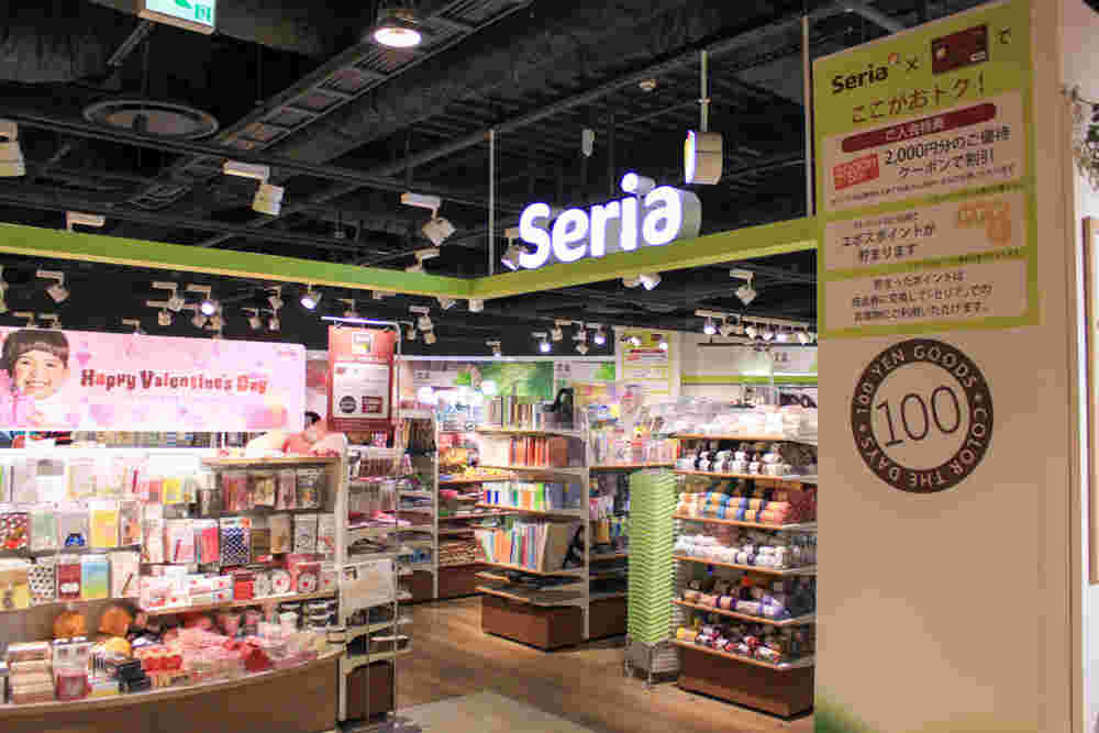 セリアの店内の商品が多くのシュルおいが並べてある