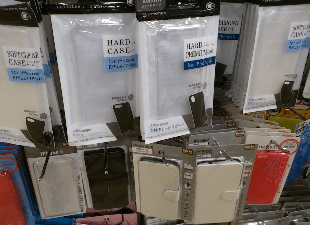多くのスマホケースの種類が並べられている