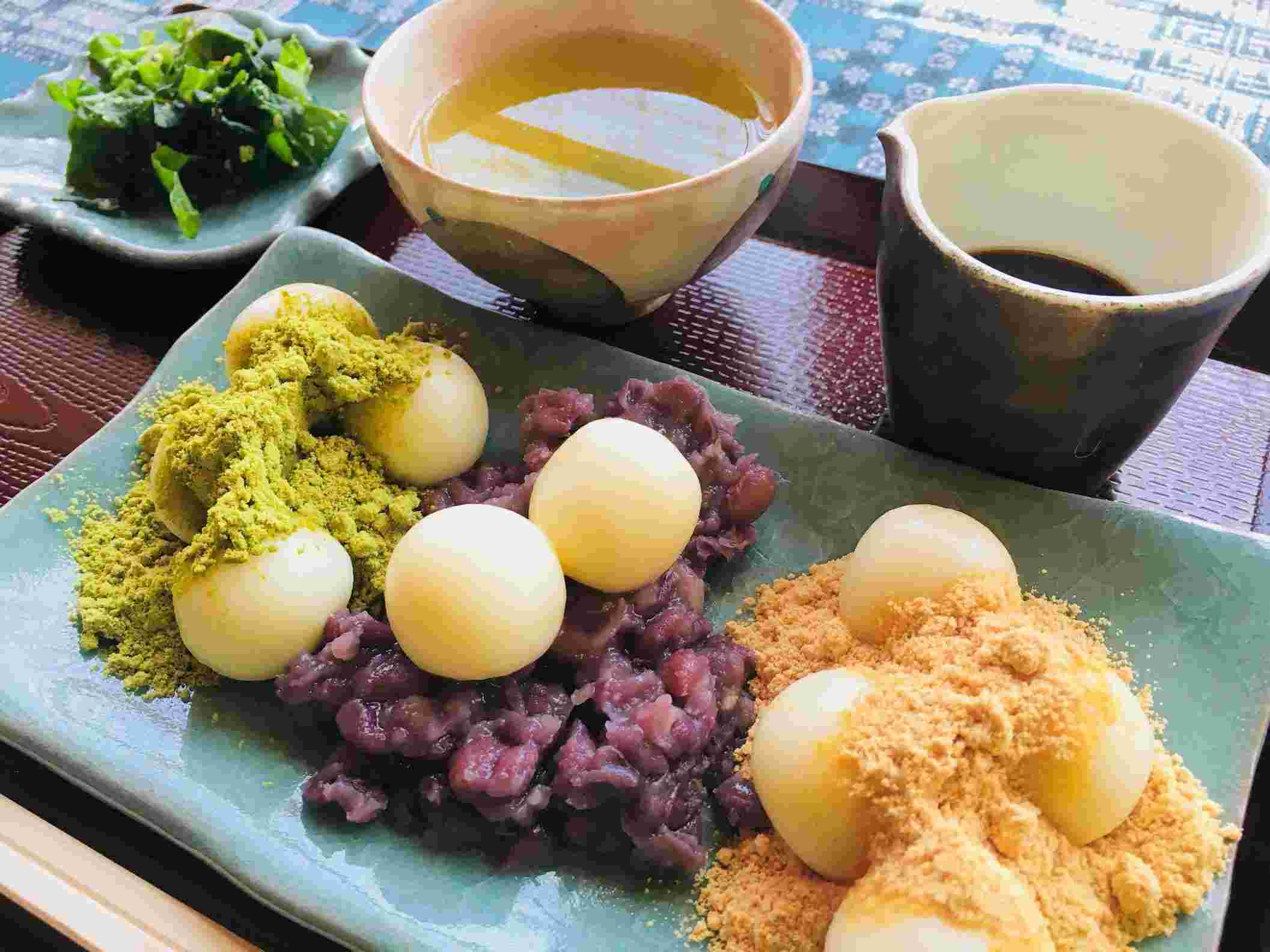 白玉粉を使った白玉団子をいろいろなあんこと食べるおいしそうなスイーツ