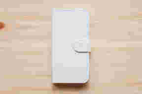スマホケースの無地が清潔感の雰囲気があるようにみえる