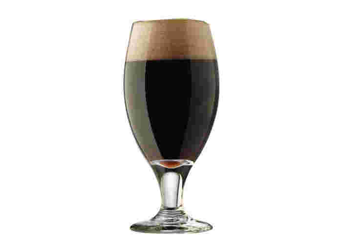 グラスに注がれた黒ビール