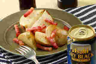ビールと皮つき玉ねぎとジャガイモのベーコン焼き
