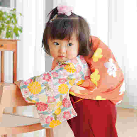 一升餅を背負った女の子