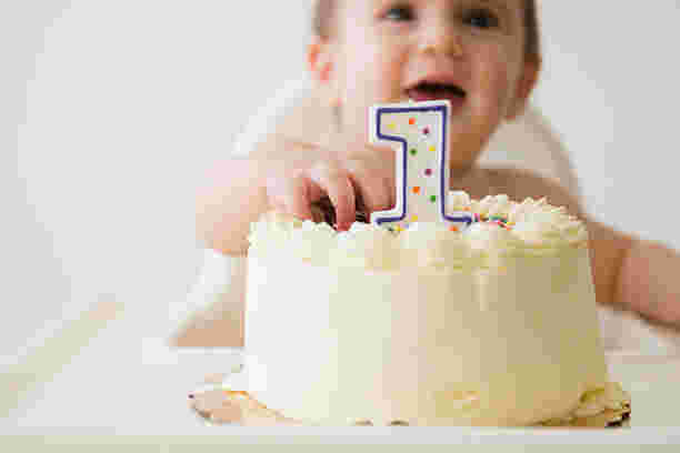 1歳の誕生日ケーキと赤ちゃん