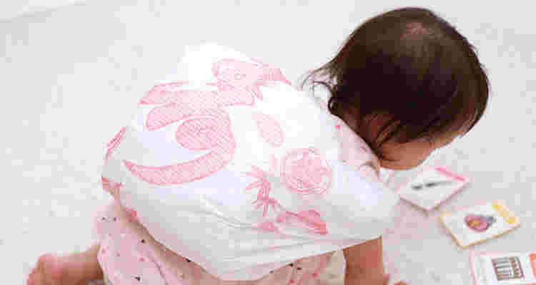一升餅を背負って選び取りをする子