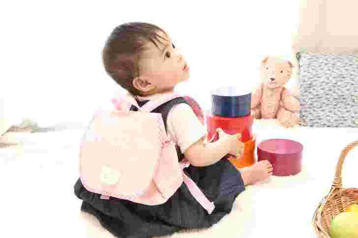 一升餅を入れたリュックを背負った女の子
