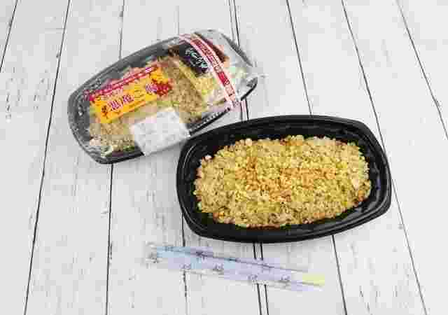 ローソンストア100限定の悪魔のおにぎりの悪魔ご飯のパッケージと蓋を開けているところ
