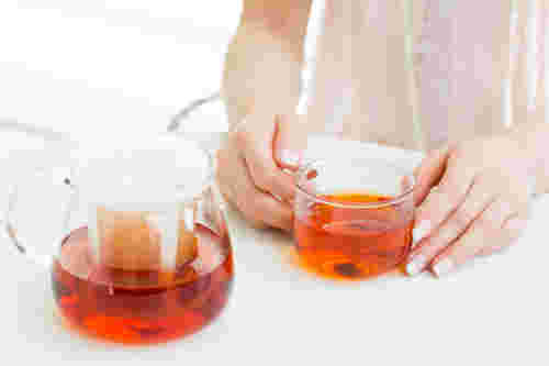 ピーチティーを飲んでいる女性の画像