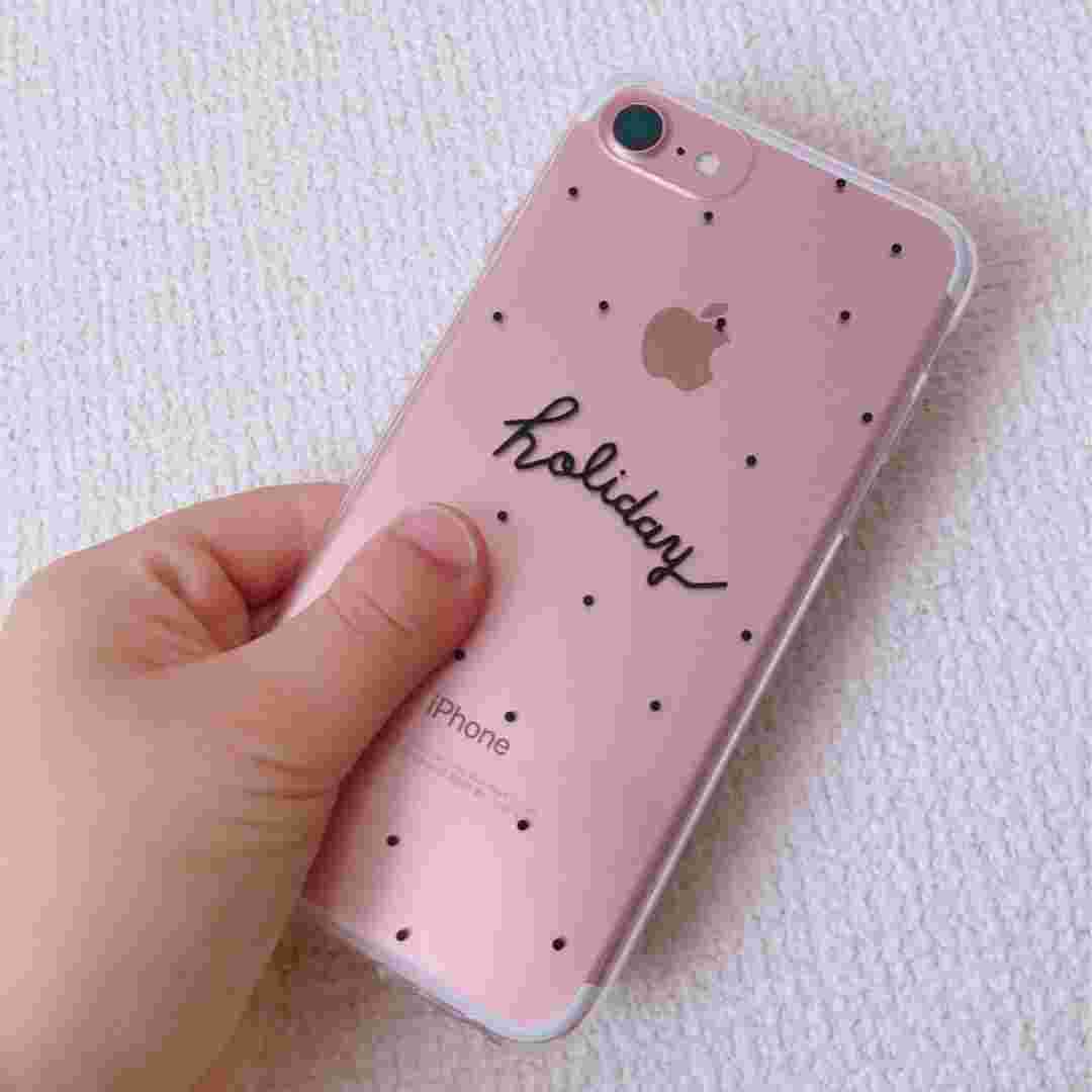 ドッド柄のスマホケースがシンプルでかわいく見える