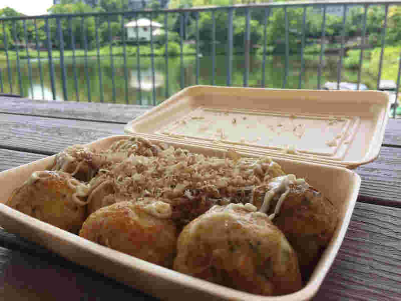 お昼に公園のテーブルに座って食べるたこ焼き