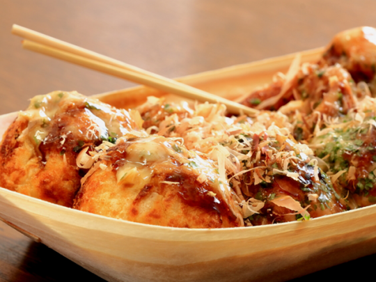トッピングがしっかりされて美味しそうな8個入りのたこ焼き