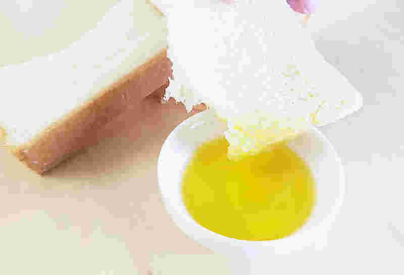 食パンにギーをつけている