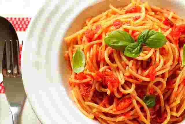 バジルを添えたトマトソースパスタ