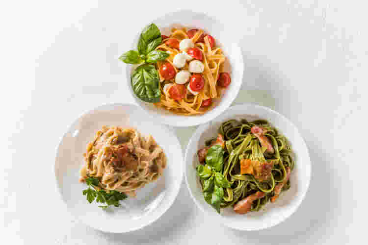 3皿に盛られたソース違いのパスタ