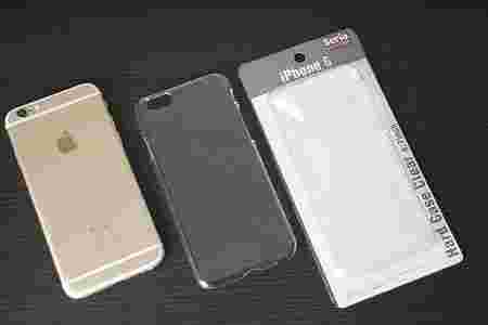 iphoneとクリアケースが置かれてある