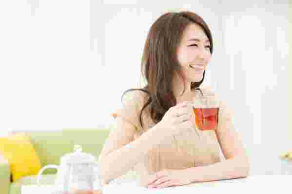お茶を飲む女性