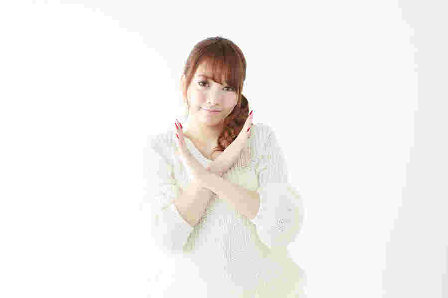 バツ印を作る女性フリー画像