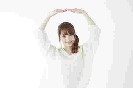 両手で丸サインの女性フリー画像
