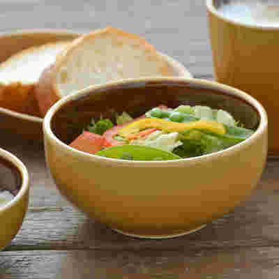 カフェオレボウルに副菜を入れている様子