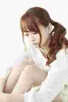 落ち込む女性フリー画像