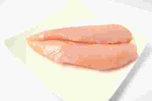 白いお皿に乗った鶏のささみ