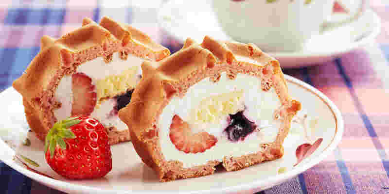 フルーツと生クリームがたっぷり入ったロールケーキ