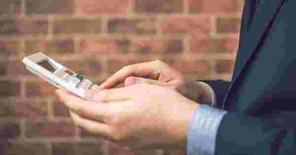 電卓で計算している男性の手元