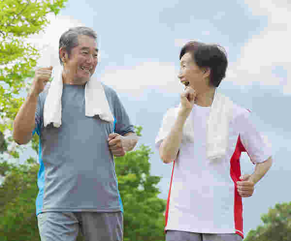 顔を見合わせながら笑顔で歩く夫婦