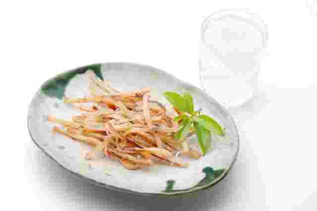 お皿に食べる分だけのスルメをのせて、食べ過ぎないように調整する