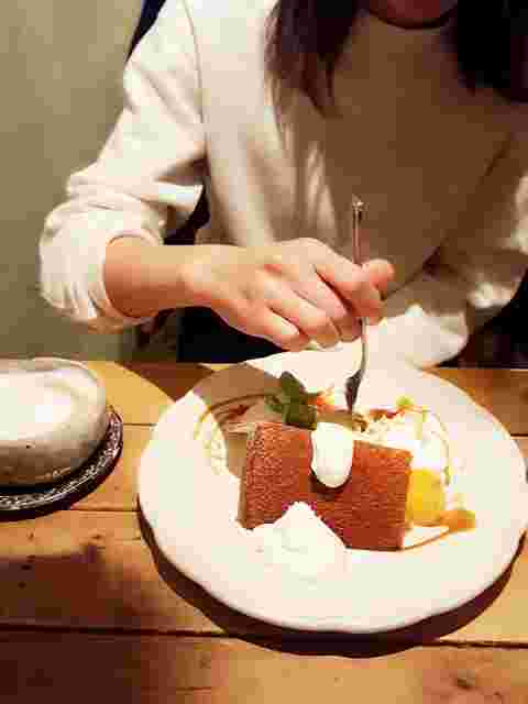 ケーキを食べる女性