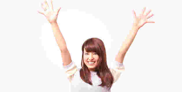 両手を上げる元気のいい女性