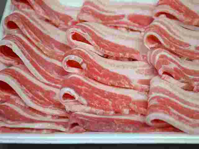 スライスされたバラ肉カルビ