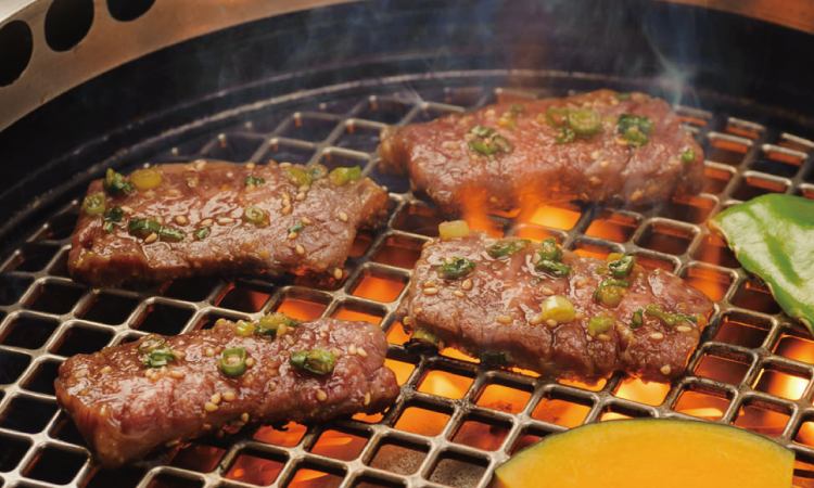 焼肉を焼いている様子
